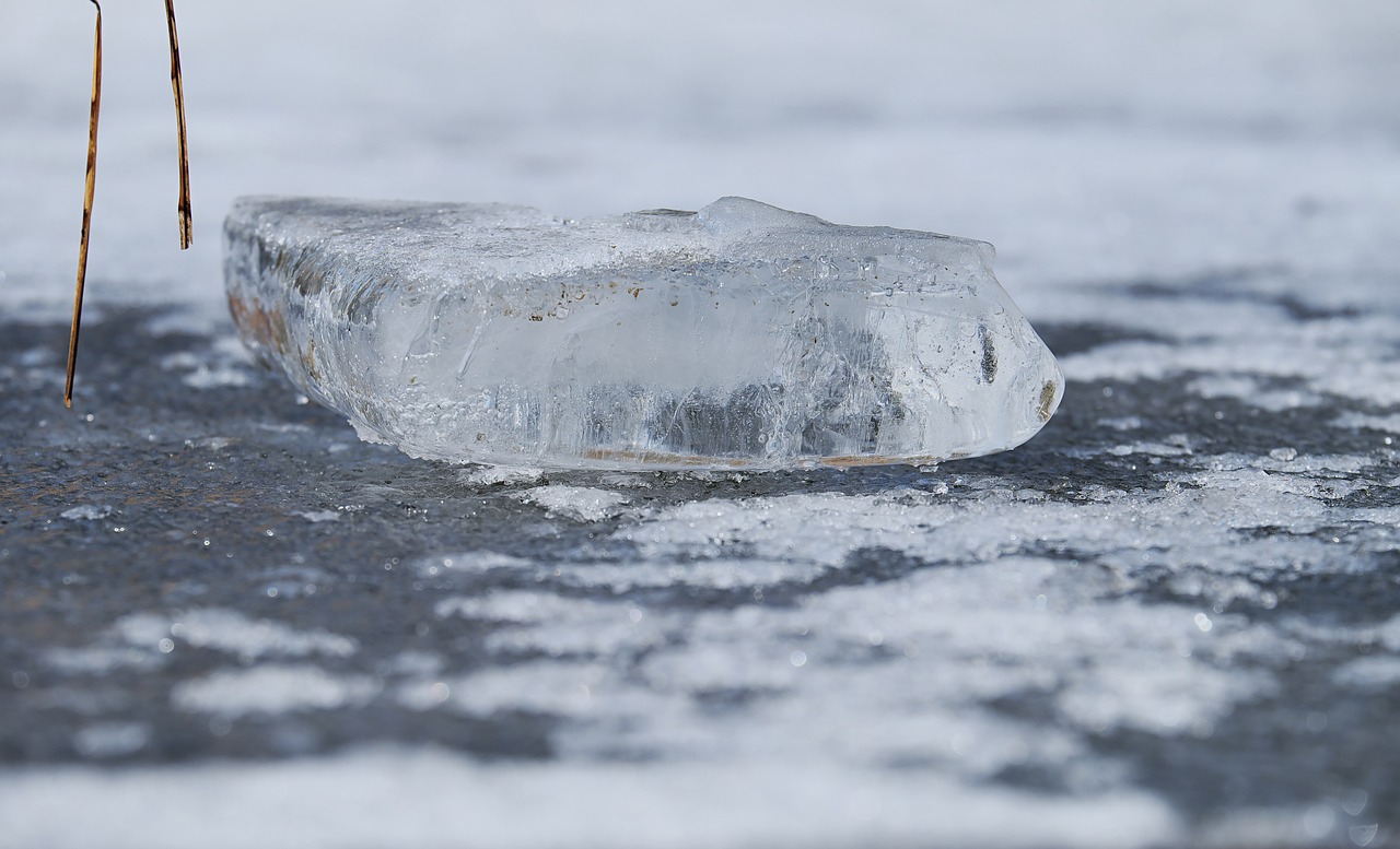 zugefrorener See mit dicker Eisschicht