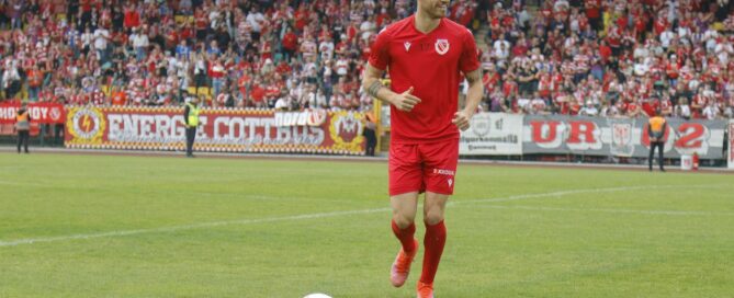 FCE Spieler Jonas Hildebrandt im roten Trikot auf dem Platz