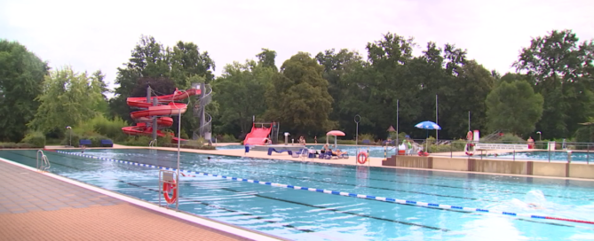 Schwimmbecken im Freibad Forst