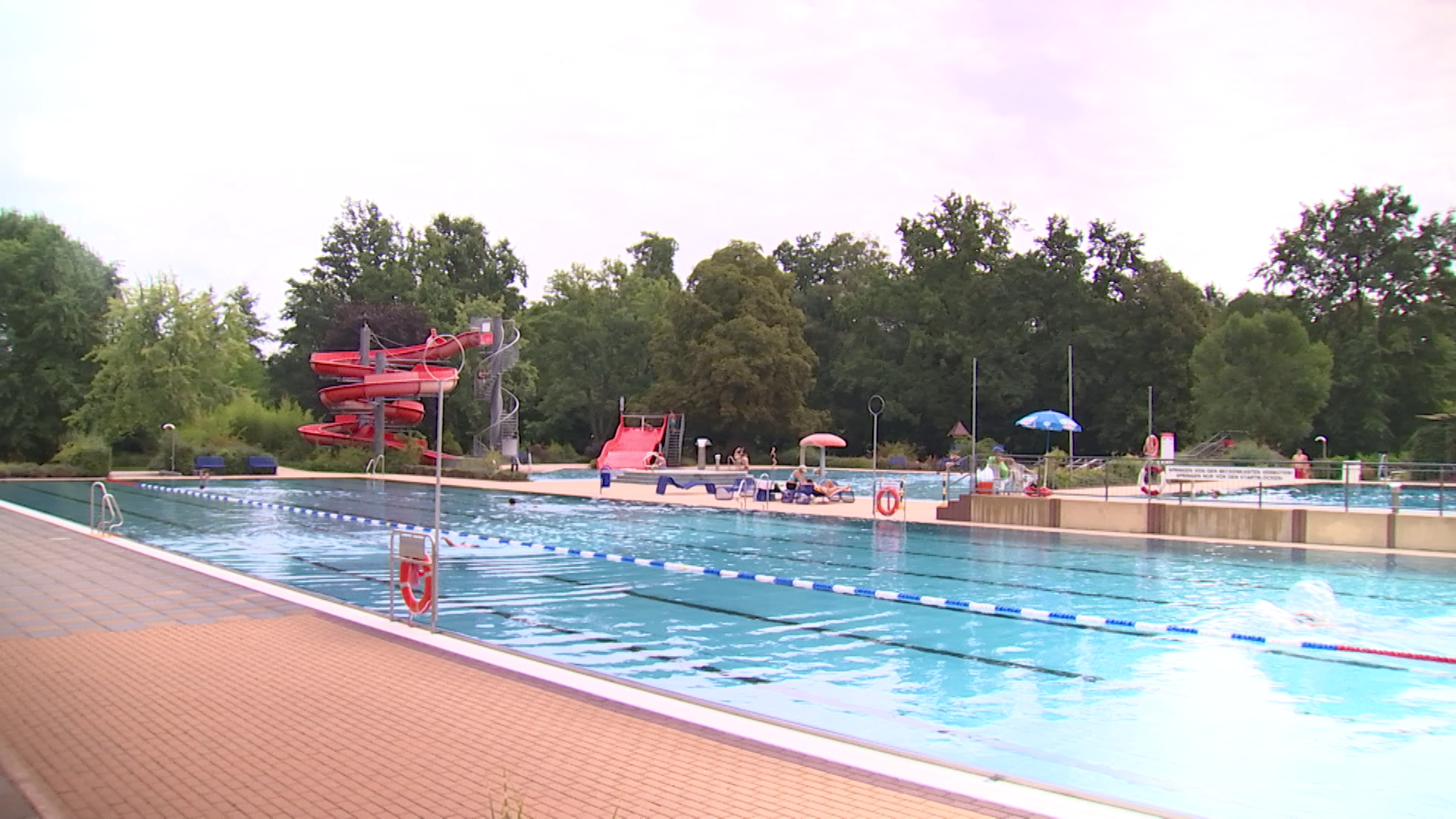 Schwimmbecken im Freibad Forst