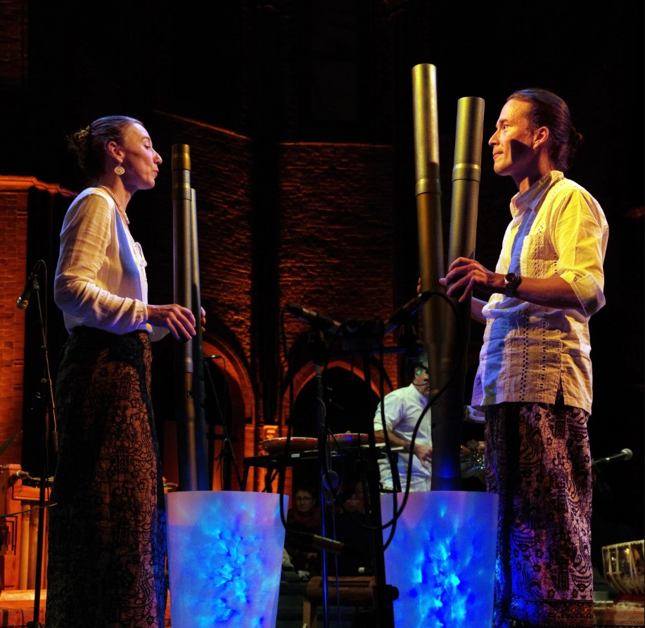 Zwei Menschen, Mann und Frau stehen auf der Bühne