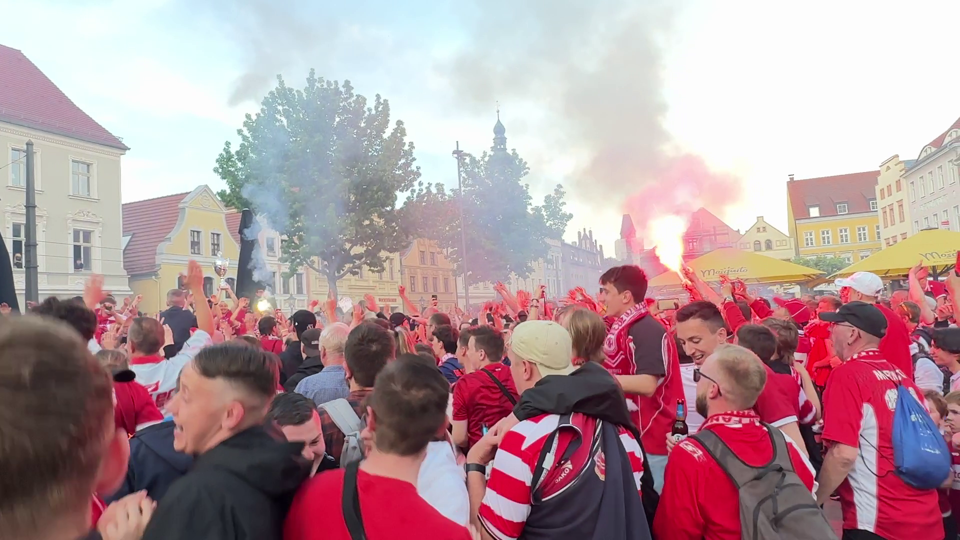 Fans von Energie Cottbus jubeln auf dem Cottbuser Altmarkt