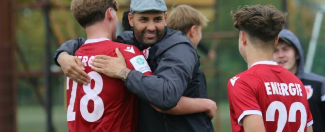 Das Foto zeigt FCE-Jugendtrainer Alain Karim mit zwei Jungs aus seiner Mannschaft.