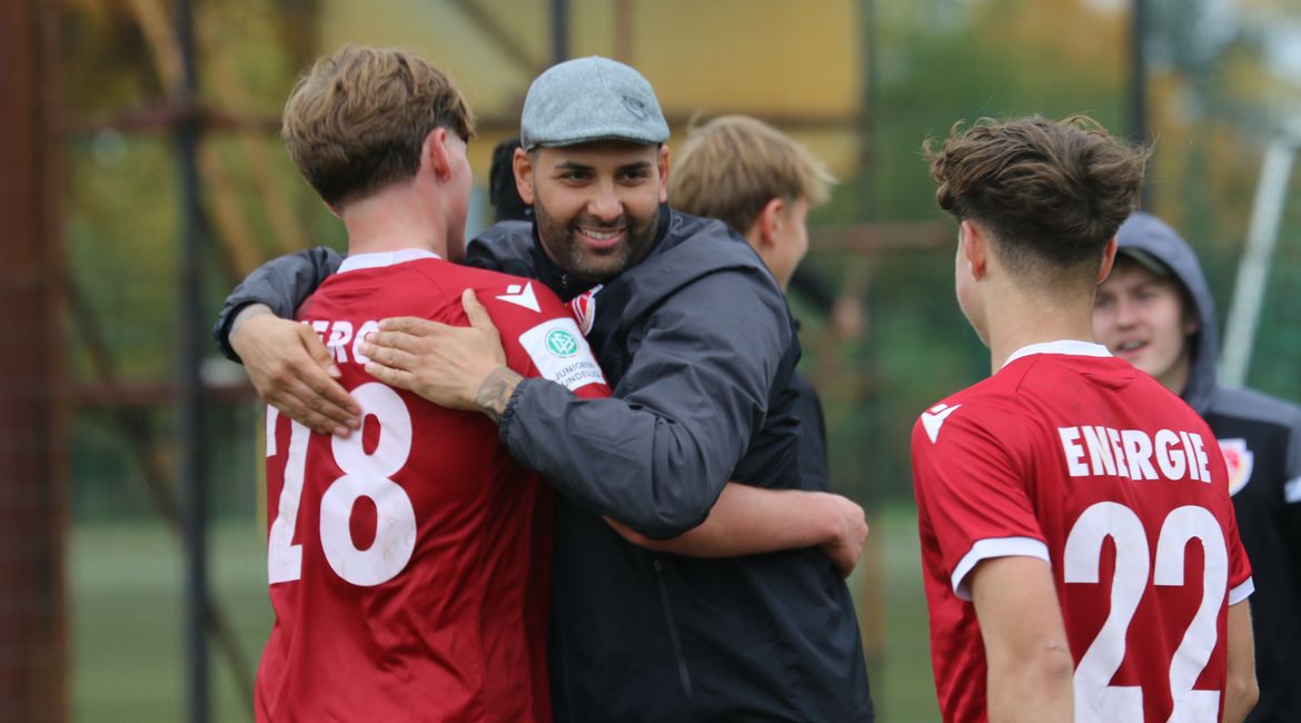 Das Foto zeigt FCE-Jugendtrainer Alain Karim mit zwei Jungs aus seiner Mannschaft.