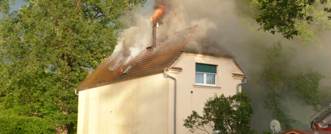 Haus steht in Vollbrand