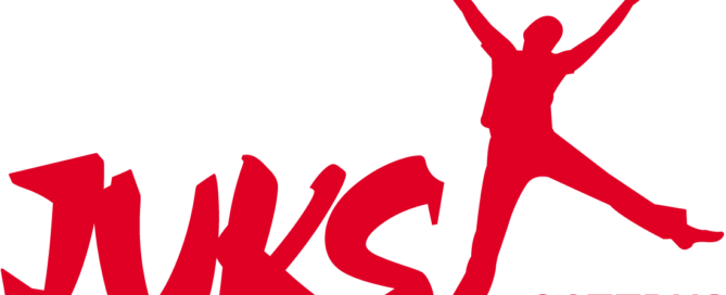 Das Logo zeigt den JUKS-Schriftzug und ein stilisiertes, fröhlich springendes Kind.