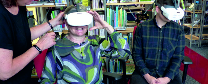 Das Foto zeigt Besucher der Cottbuser Bibliothek mit VR-Brillen.