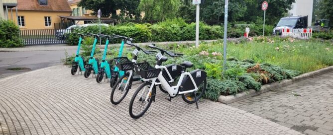 E-Bikes stehen am Straßenrand