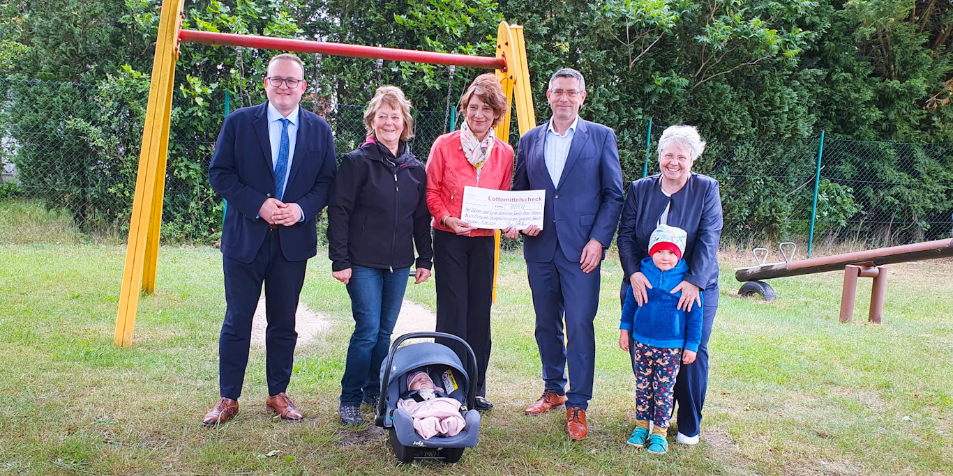 Das Foto zeigt die Scheckübergabe auf dem Spielplatz von Jämlitz.