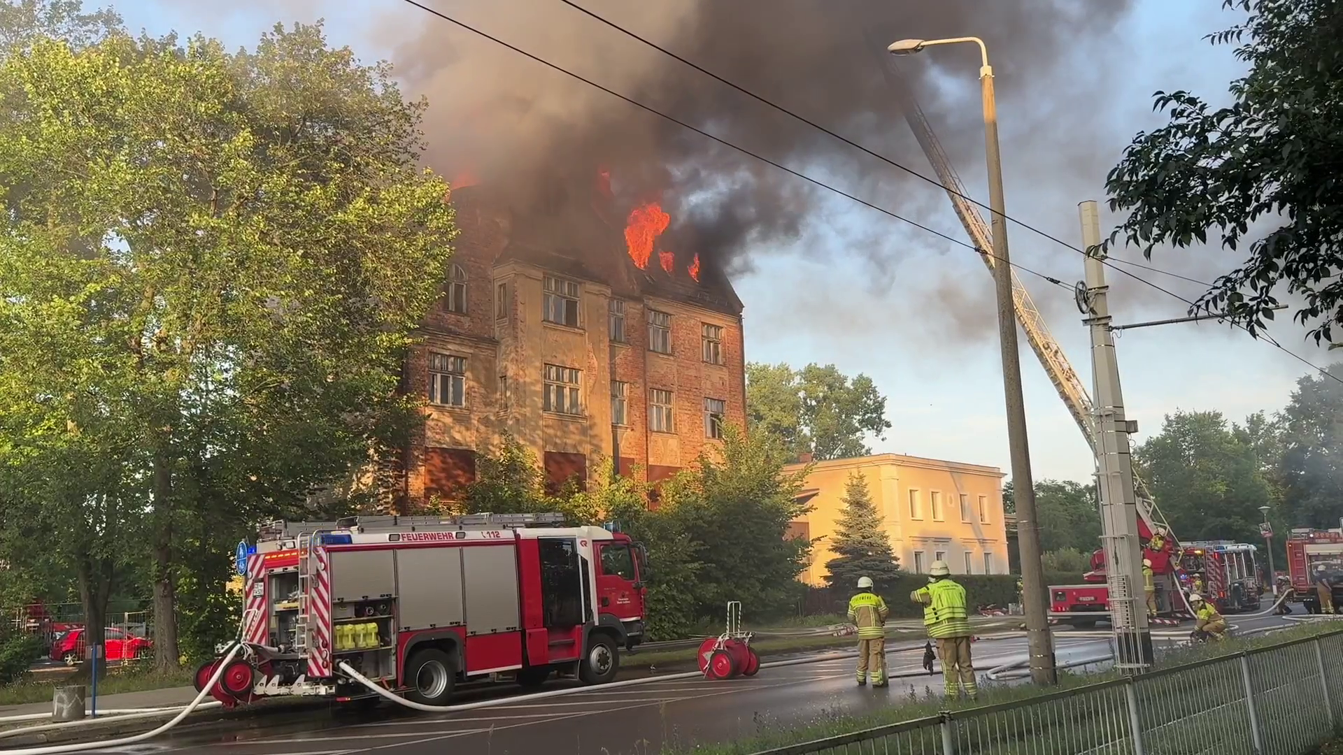 Ein Haus brennt. Flammen schlagen aus dem Haus.