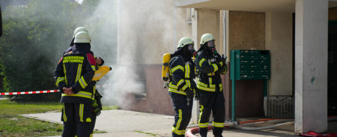 Das Foto zeigt Feuerwehrleute mit Atemschutz im Einsatz bei einem Kellerbrand in Senftenberg.