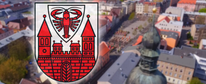 Das Foto zeigt die Cottbuser Innenstadt von oben und das Wappen der Stadt Cottbus.