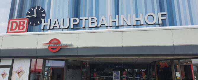 Das Foto zeigt den Cottbuser Hauptbahnhof von außen.