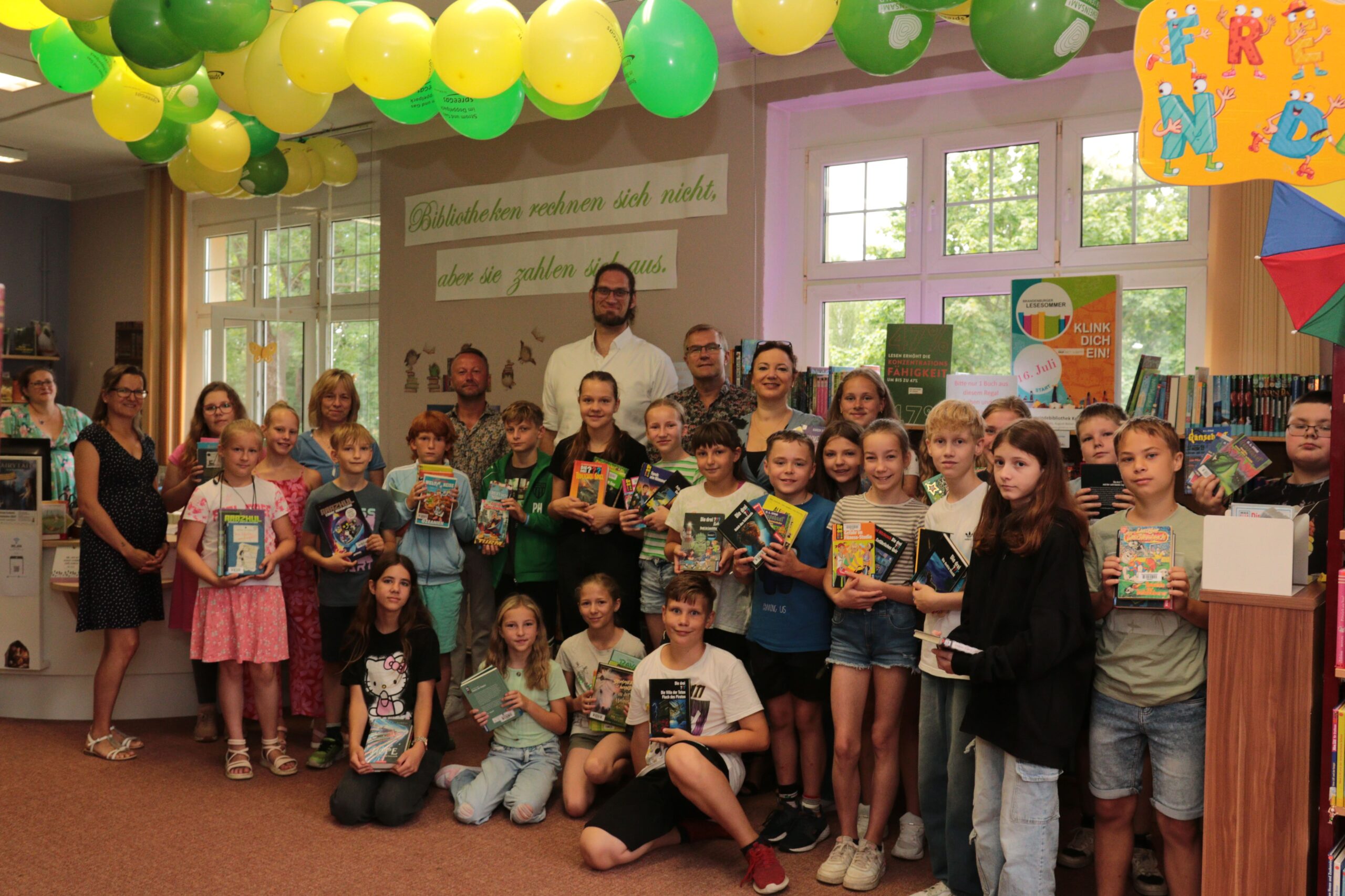 Kinder stehen in der Bibliothek