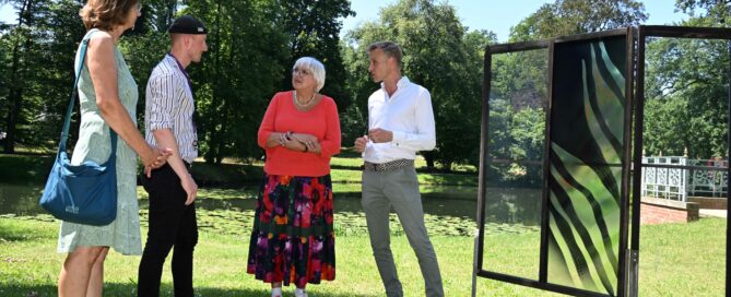 Das Foto zeigt Claudia Roth vor einer Installation im Branitzer Park.