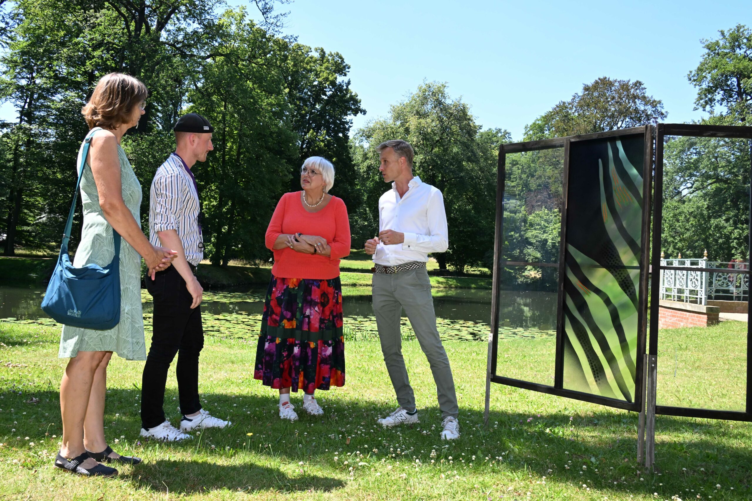 Das Foto zeigt Claudia Roth vor einer Installation im Branitzer Park.