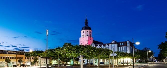 Das Foto zeigt den Marktplatz von Lübben in Abendstimmung.