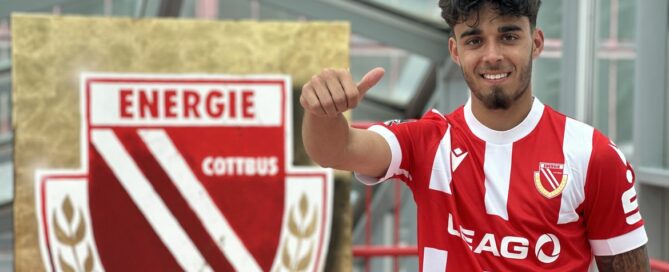 FC Energie Cottbus Logo daneben steht ein neuer Spieler