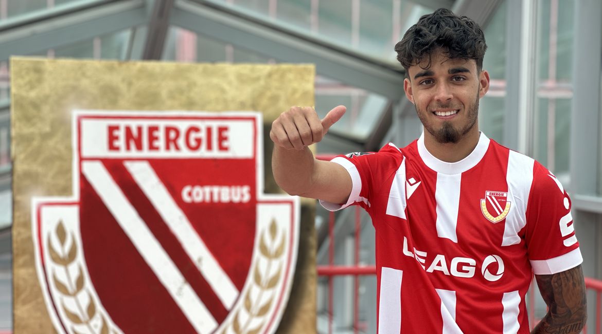 FC Energie Cottbus Logo daneben steht ein neuer Spieler