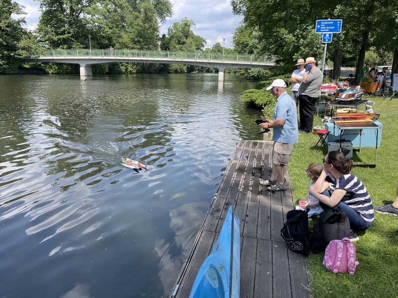 Wasser und ein Steg an dem Kinder spielen