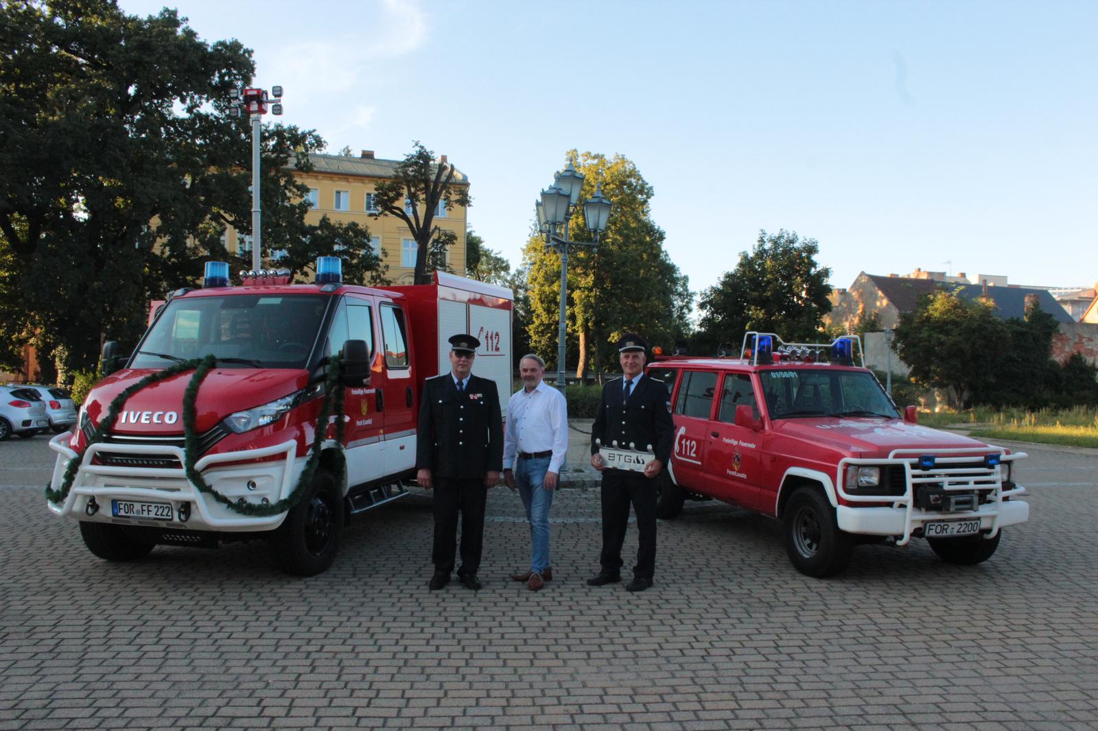 Der neue Einsatzwagen der Freiwilligen Feuerwehr Forst mit den Verantwortlichen.