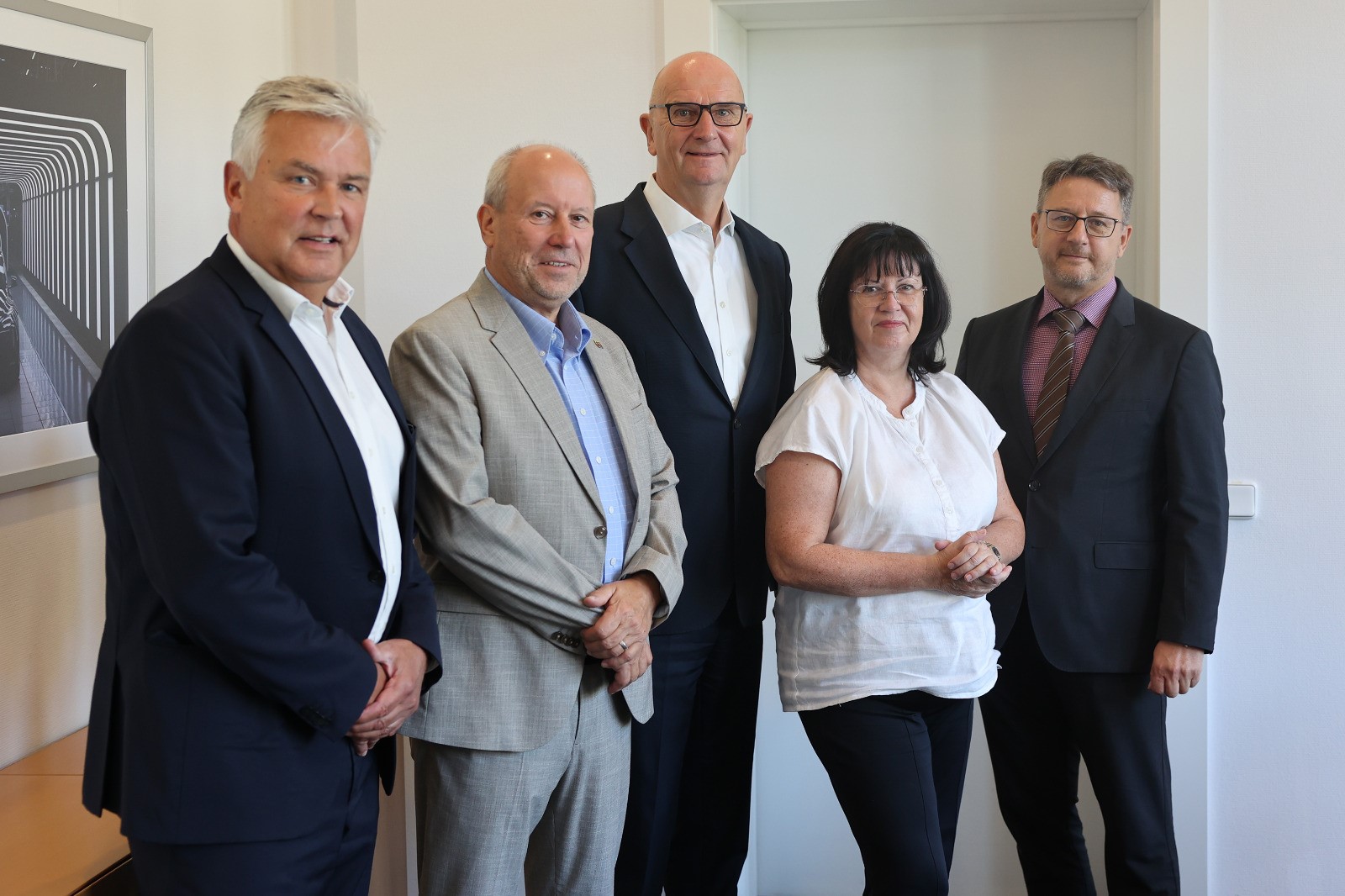 Das Foto zeigt Ministerpräsident Woidke, Lausitzbeauftragten Freytag und Vertreter der Lausitzrunde.