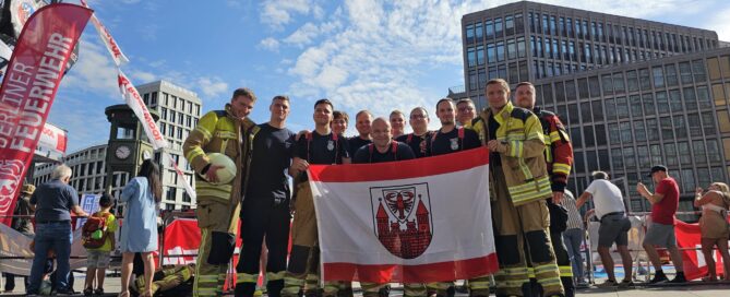 Feuerwehrleute halten Flagge hoch