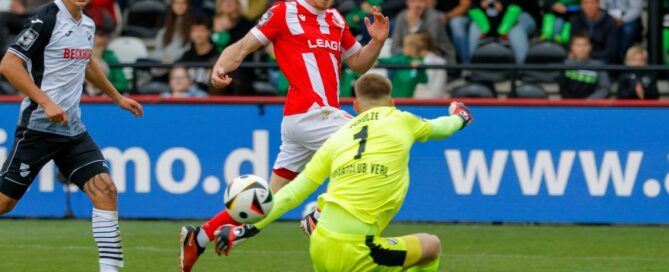 Spielszene mit Maximilian Krauß bei der Partie von Energie Cottbus gegen den SC Verl.