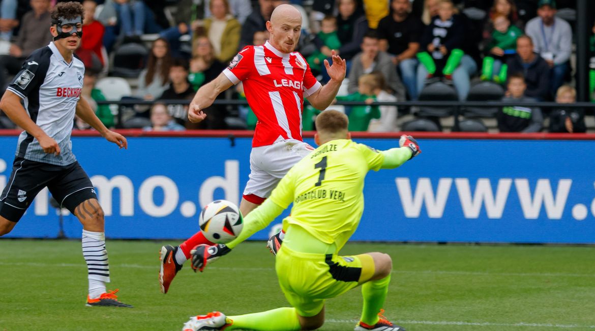 Spielszene mit Maximilian Krauß bei der Partie von Energie Cottbus gegen den SC Verl.