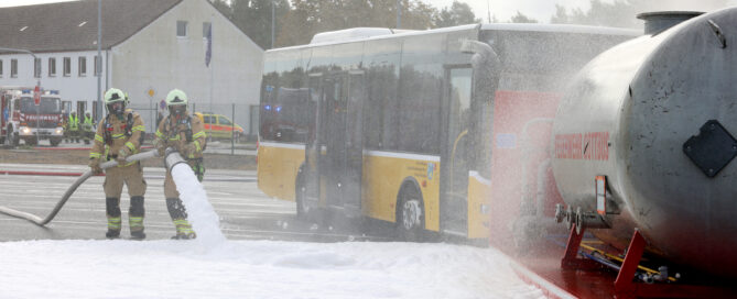 Feuerwehr löscht Bus