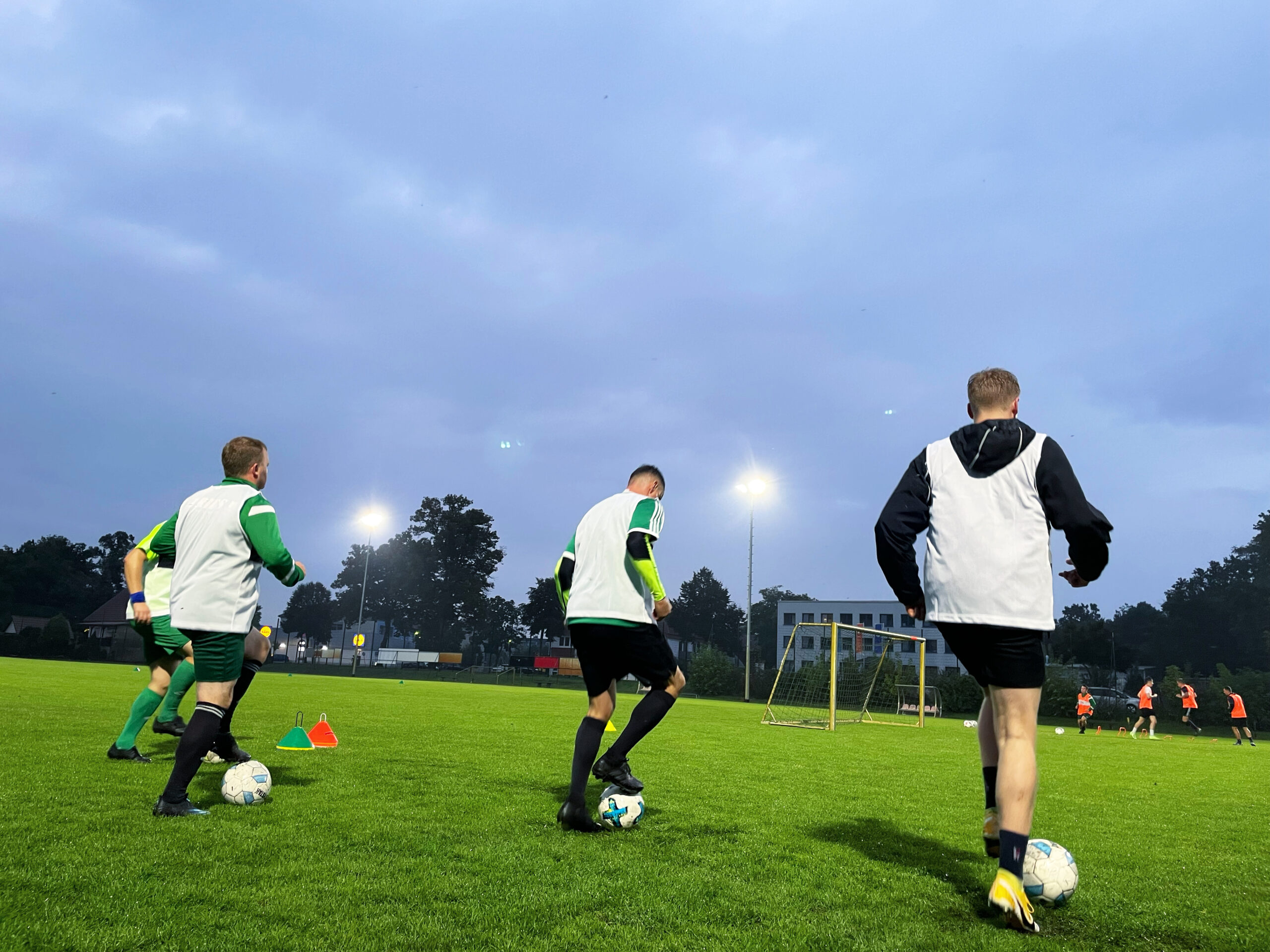 Fußballspieler in Aktion auf dem Platz in Lübben.