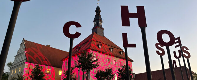 Das Schloss in Lübben rot angestrahlt am Abend.