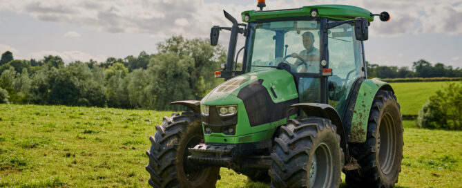 Ein Traktor ist auf einem Feld unterwegs.