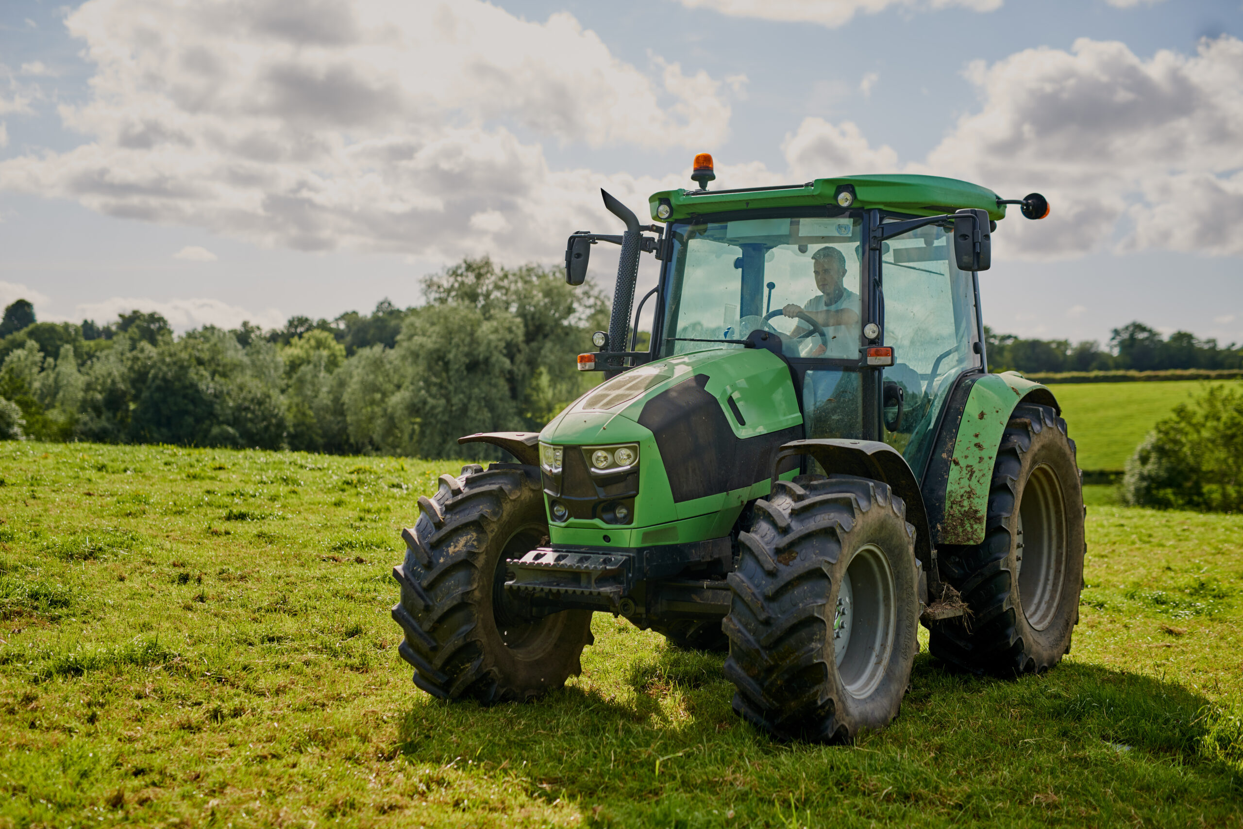 Ein Traktor ist auf einem Feld unterwegs.