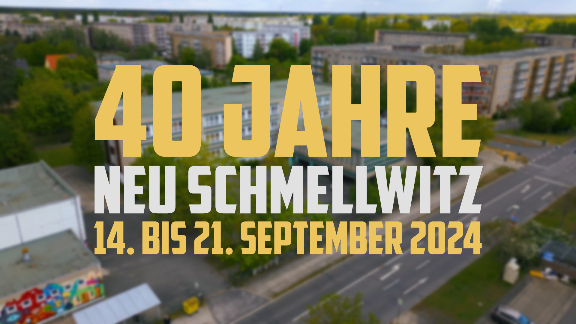 Eine Drohnenaufnahme von Neu Schmellwitz mit dem Schriftzug "40 Jahre Neu Schmellwitz 14. bis 21. September 2024"