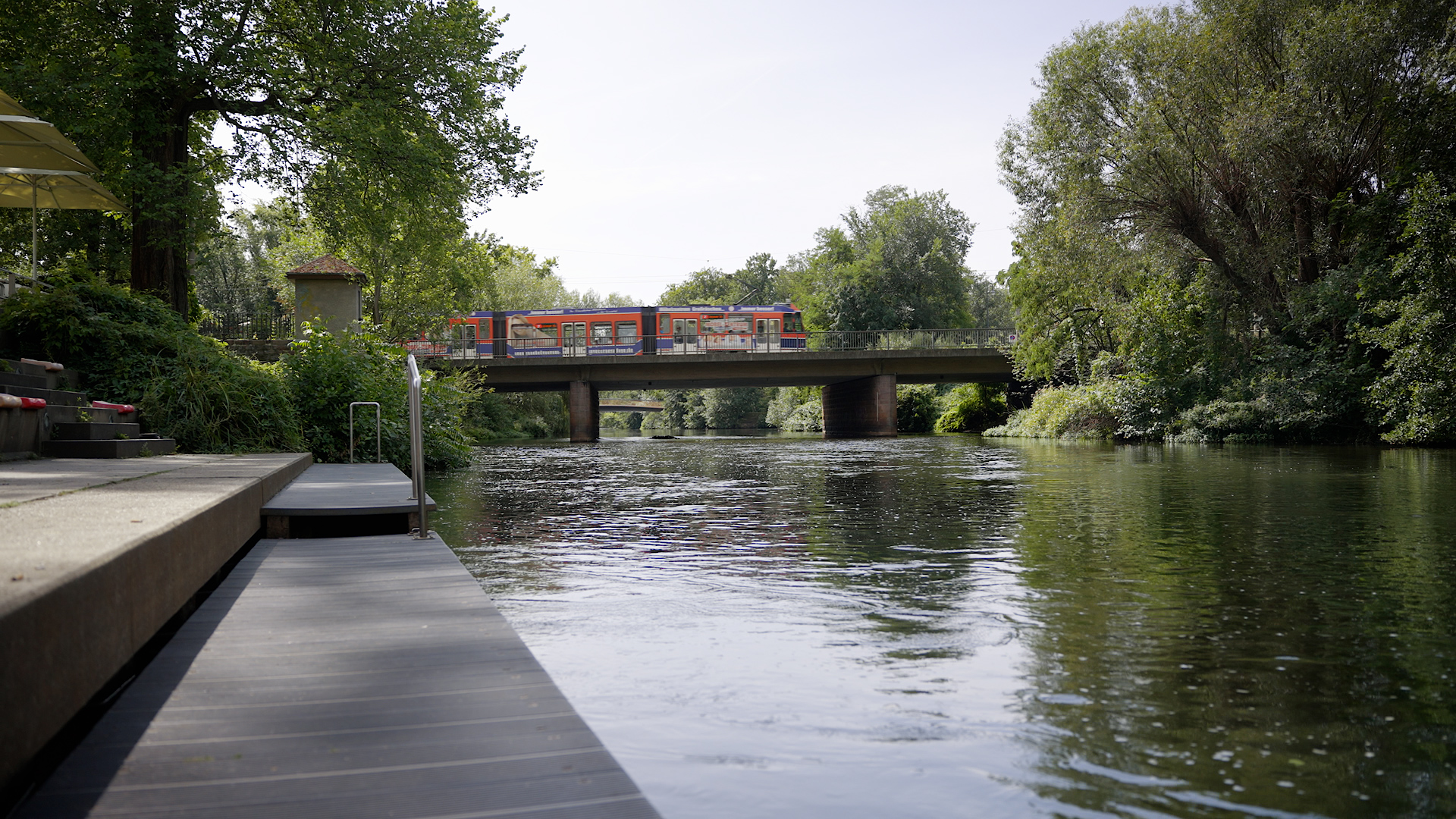 Die Spree mit Blick auf die Brücke Sandower Hauptstraße.