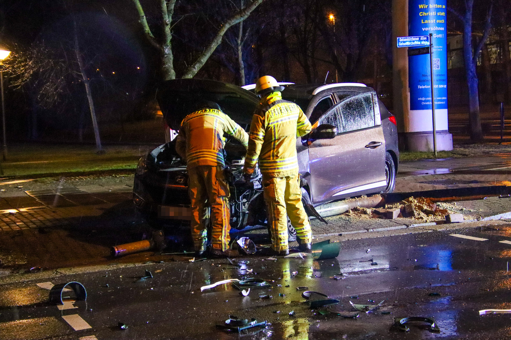 Unfallauto in Sachsendorf mit Einsatzkräften.