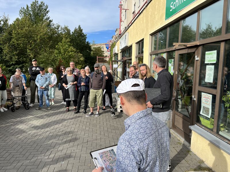 Menschen stehen im Stadtteil Schmellwitz