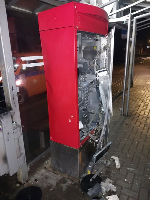 ein roter Fahrscheinautomat wurde gesprengt