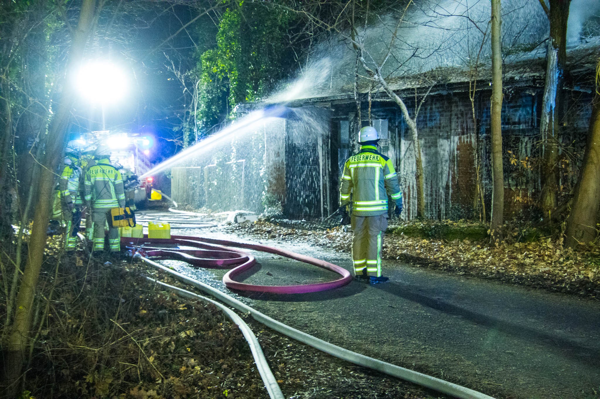 Feuerwehrleute löschen ein Feuer