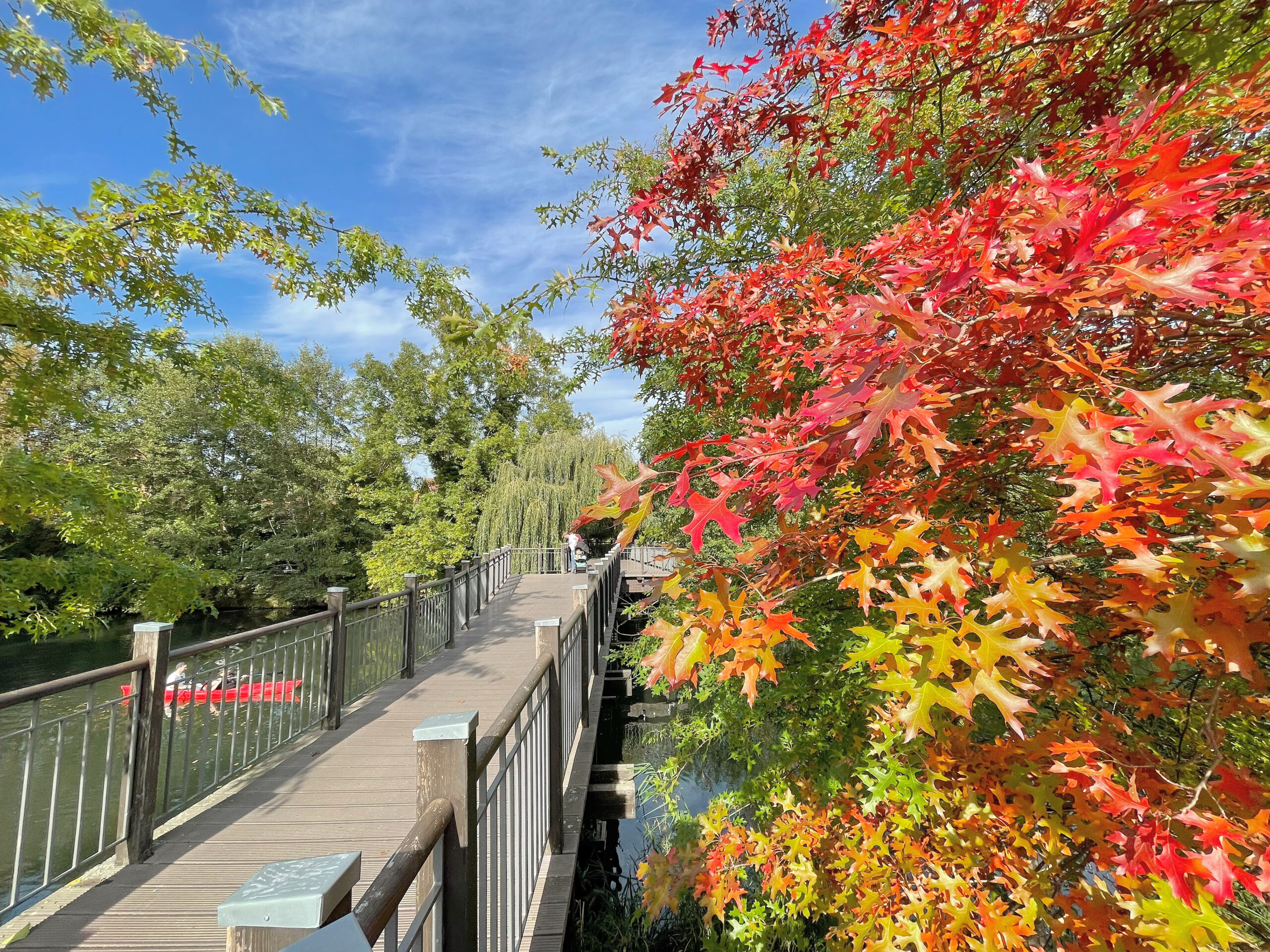 Die Fußgängerbrücke in der SpreeLagune in Lübben.