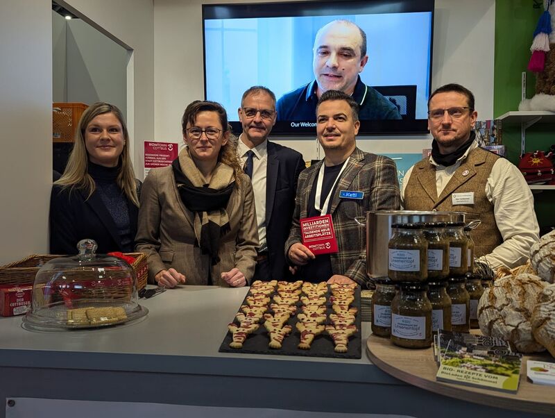 Menschen stehen an einem Stand auf der Grünen Woche