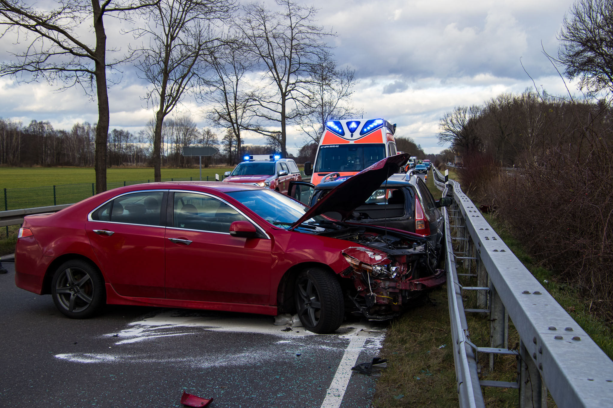 Zwei Autos sind auf einer Straße zusammengestoßen