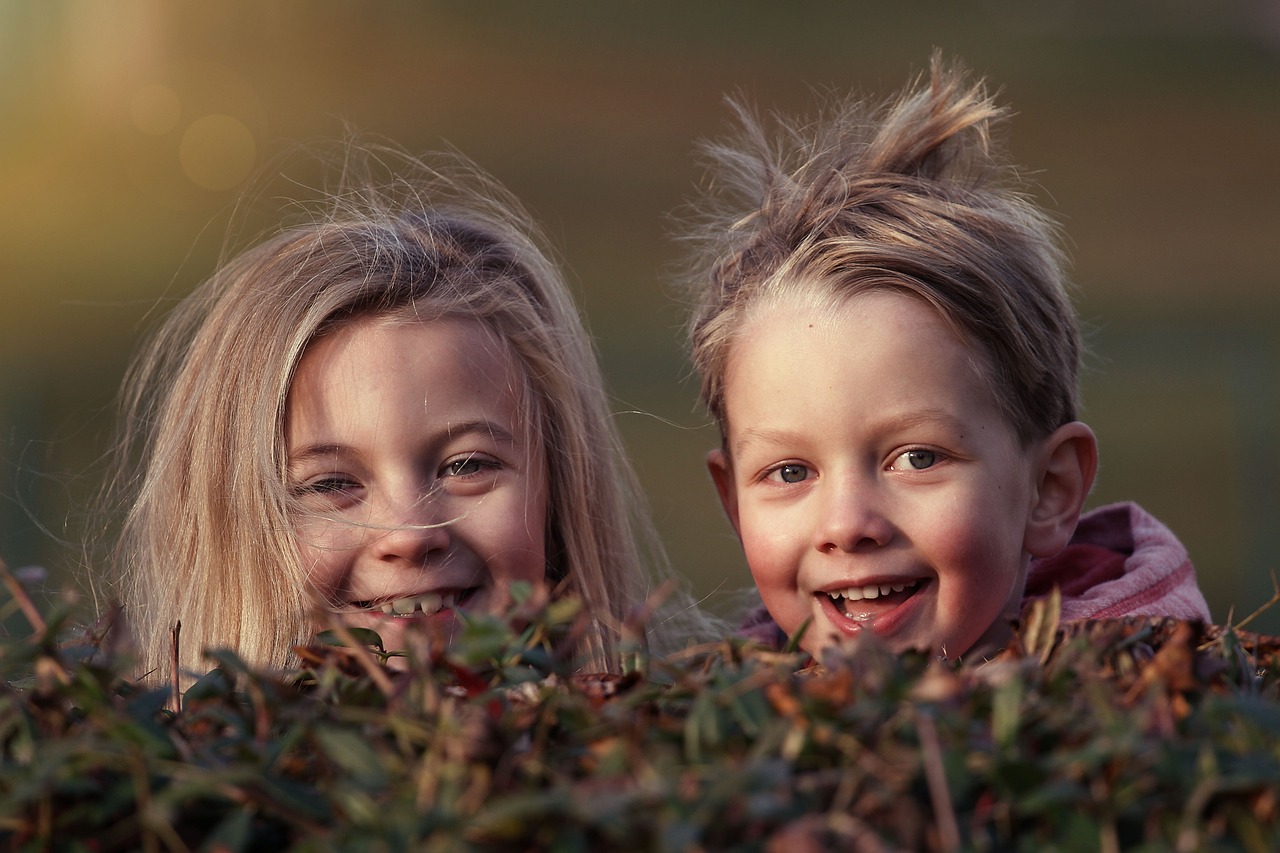 Ein Mädchen und ein Junge lachen